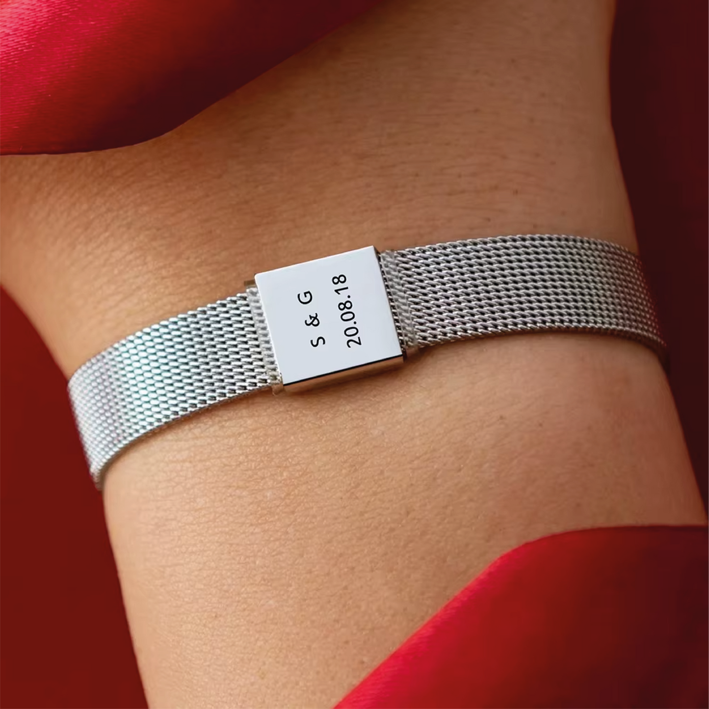Pulseras metálicas con plaquita